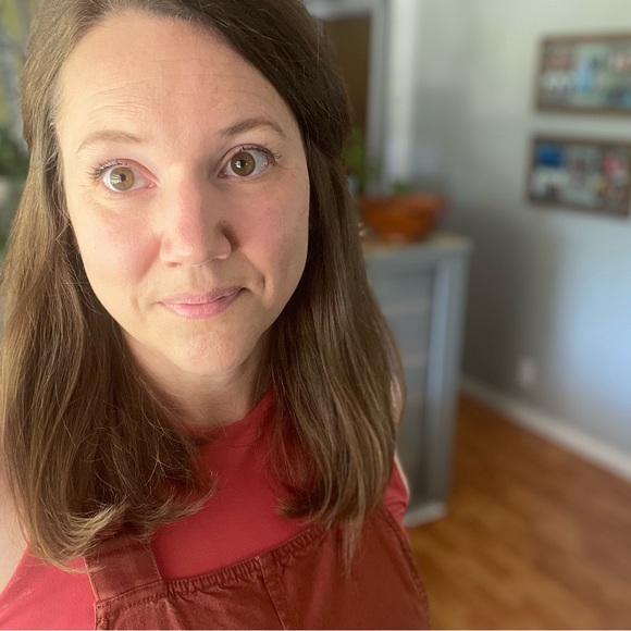 Meet your Posher, Stephanie - Picture 2 of 2